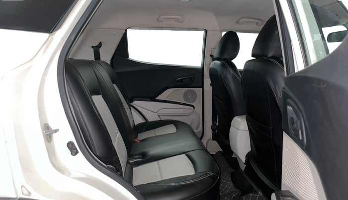 2020 Mahindra XUV300 W4 1.2 PETROL, Petrol, Manual, 76,769 km, Right Side Rear Door Cabin