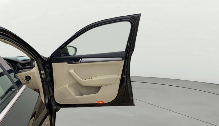 2017 Skoda Superb STYLE 1.8 TSI AT, Petrol, Automatic, 59,773 km, RHS Front Door