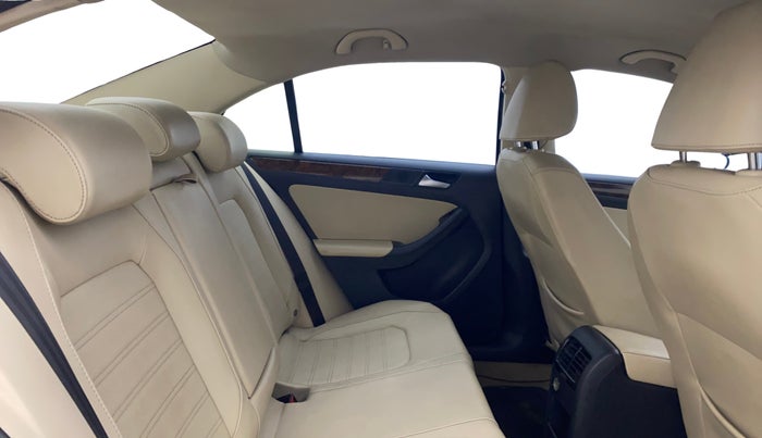 2013 Volkswagen Jetta HIGHLINE TDI, Diesel, Manual, 1,29,036 km, Right Side Rear Door Cabin