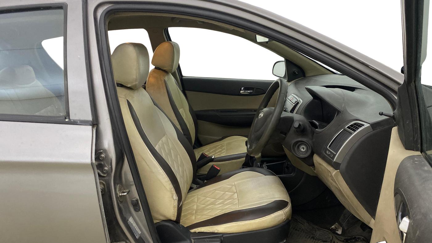 2013 Hyundai i20 MAGNA 1.2, Petrol, Manual, 1,43,751 km, Right Side Front Door Cabin