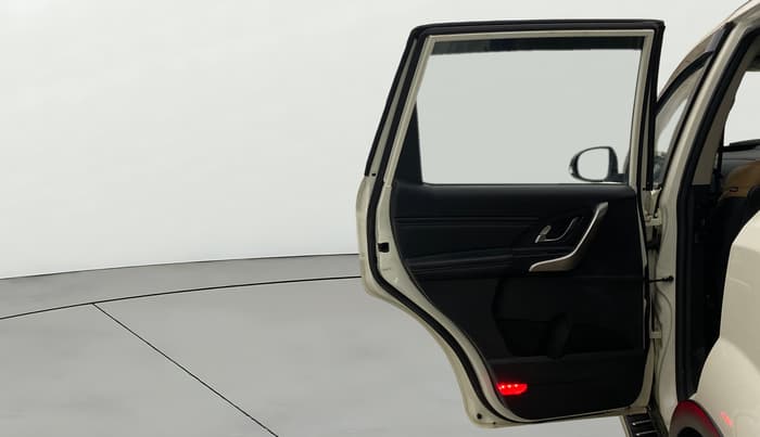 2021 Mahindra XUV500 W11, Diesel, Manual, 84,886 km, LHS Rear Door