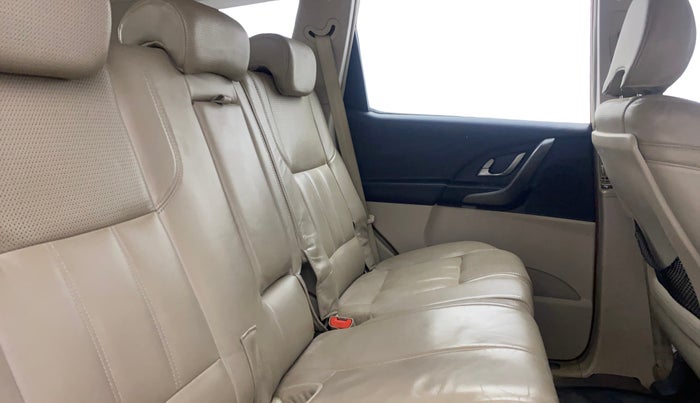 2016 Mahindra XUV500 W8, Diesel, Manual, 1,02,915 km, Right Side Rear Door Cabin