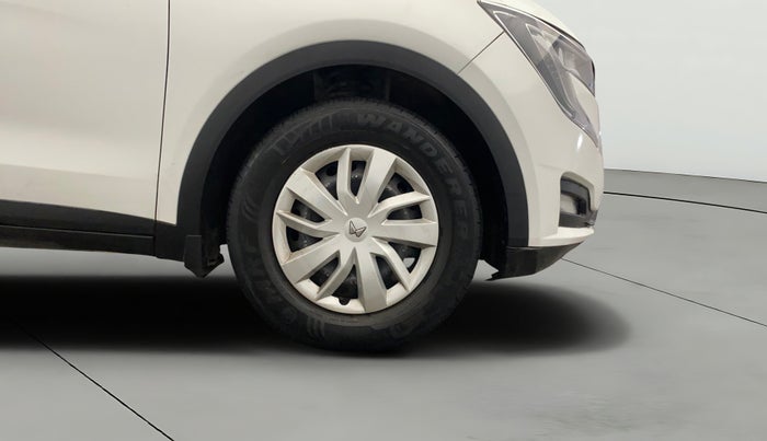 2022 Mahindra XUV700 MX D MT 5 STR, Diesel, Manual, 65,165 km, Right Front Wheel