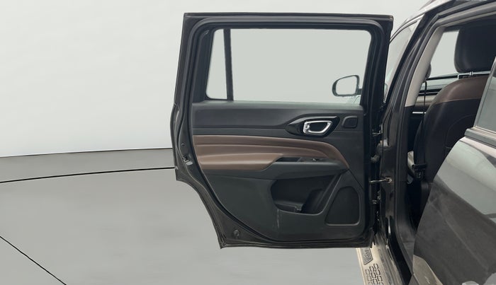 2023 Jeep MERIDIAN LIMITED (O) 4X2 MT, Diesel, Manual, 28,702 km, LHS Rear Door