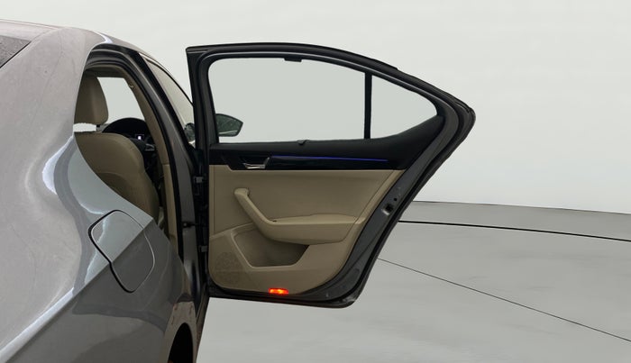 2016 Skoda Superb L&K 1.8 TSI AT, Petrol, Automatic, 1,05,887 km, RHS Rear Door