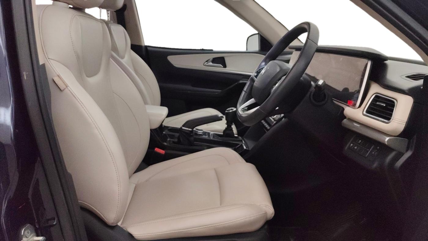 2021 Mahindra XUV700 AX 7 P MT 7 STR, Petrol, Manual, 37,871 km, Right Side Front Door Cabin