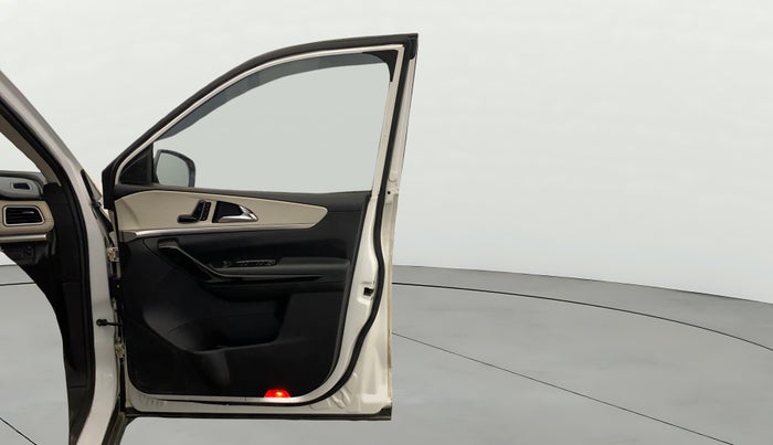 2023 Mahindra XUV700 AX 7 D MT 7 STR, Diesel, Manual, 47,576 km, RHS Front Door