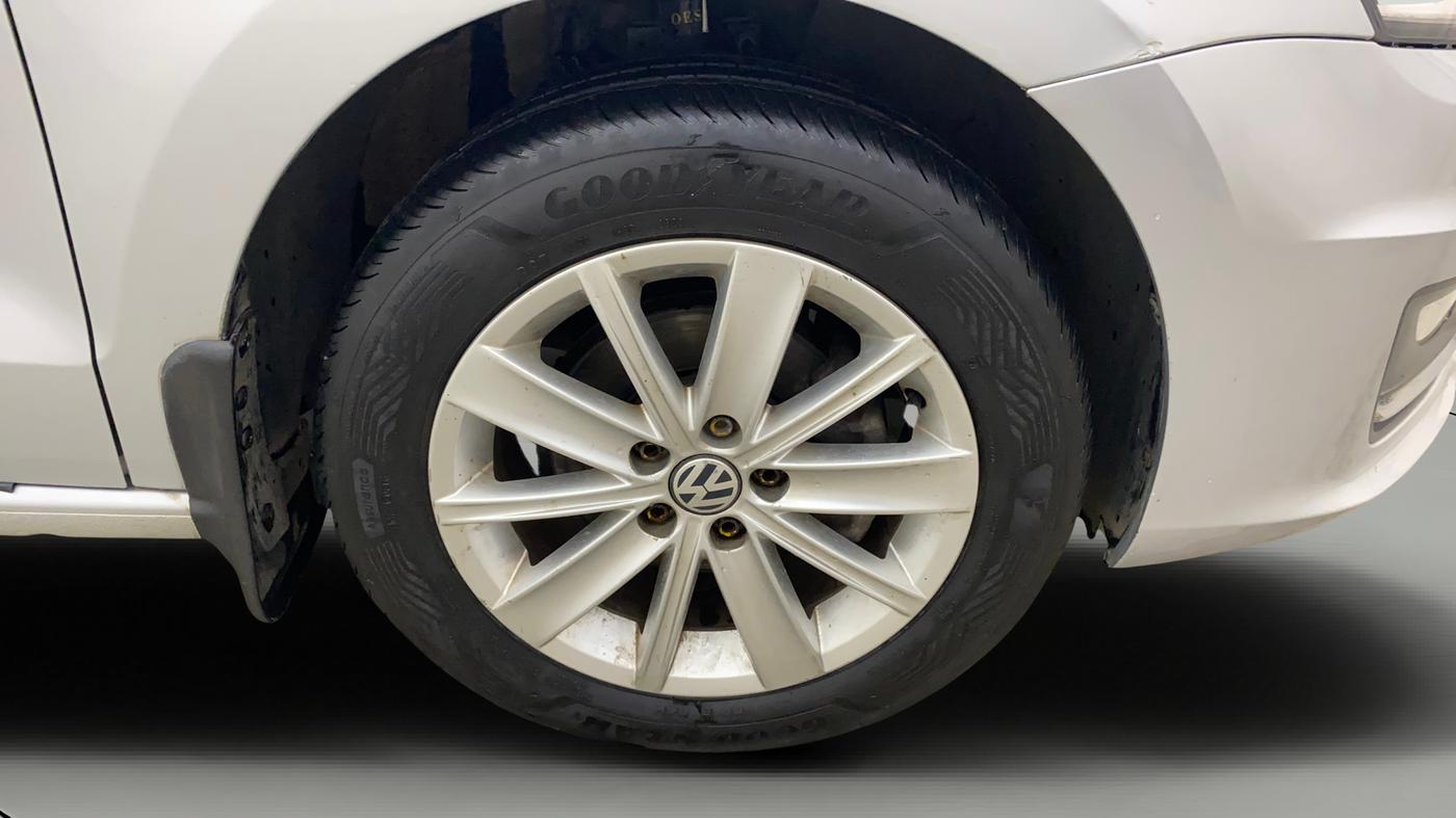 2016 Volkswagen Vento HIGHLINE PETROL AT, Petrol, Automatic, 52,937 km, Right Front Wheel