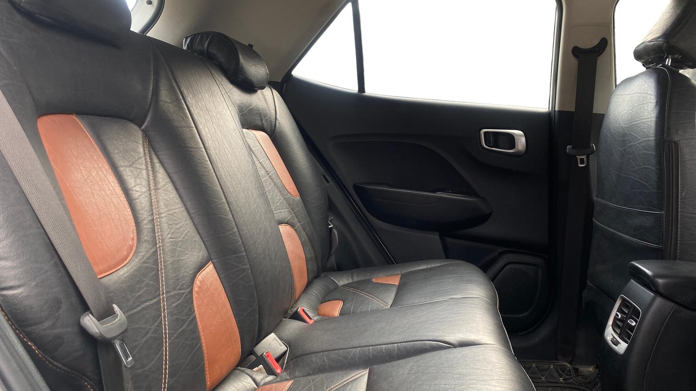 2020 Hyundai VENUE S+ 1.2, Petrol, Manual, 68,138 km, Right Side Rear Door Cabin