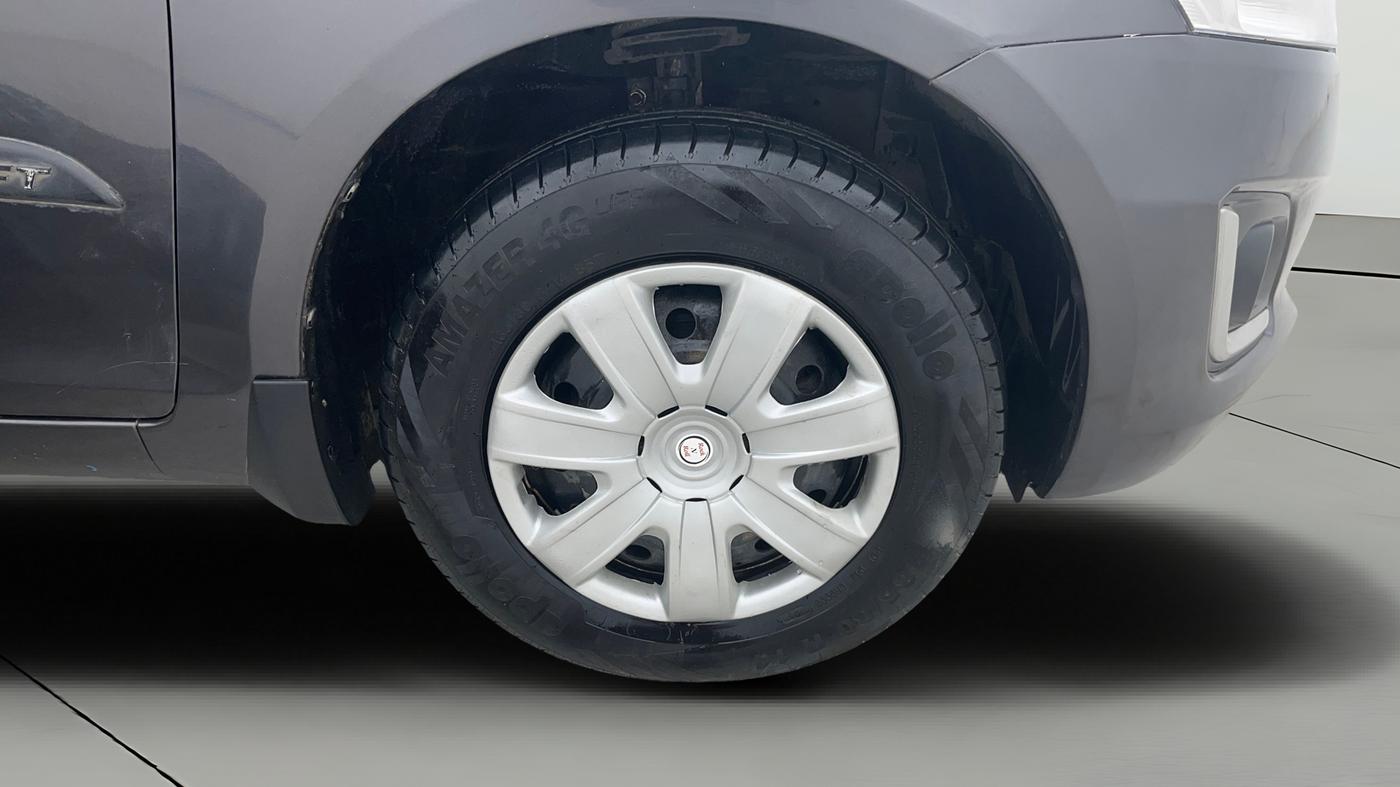 2016 Maruti Swift VXI, Petrol, Manual, 1,01,888 km, Right Front Wheel