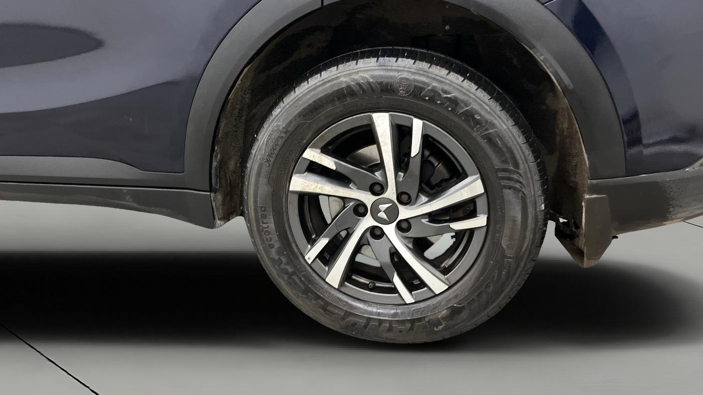 2022 Mahindra XUV700 AX 5 P MT 7 STR, Petrol, Manual, 39,638 km, Left Rear Wheel
