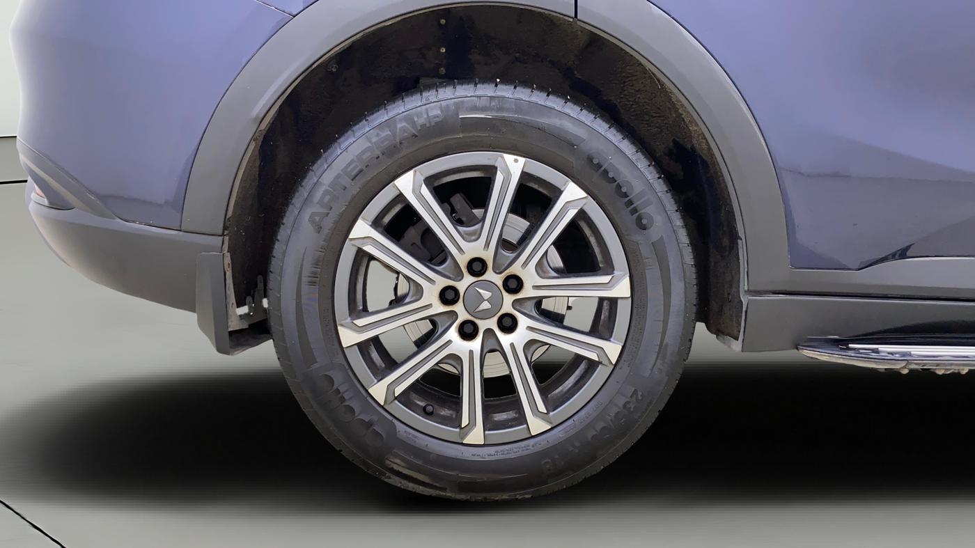 2021 Mahindra XUV700 AX 7 LUXURY P AT 7 STR, Petrol, Automatic, 28,832 km, Right Rear Wheel