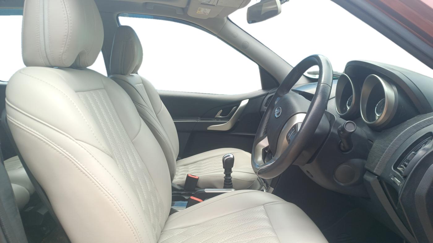 2019 Mahindra XUV500 W9, Diesel, Manual, 1,21,839 km, Right Side Front Door Cabin