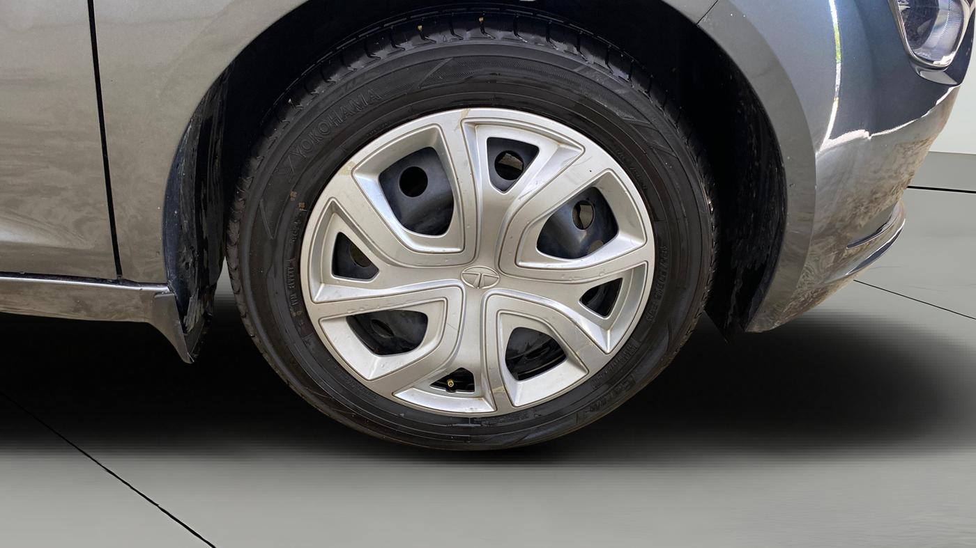 2022 Tata ALTROZ XT DIESEL, Diesel, Manual, 68,309 km, Right Front Wheel