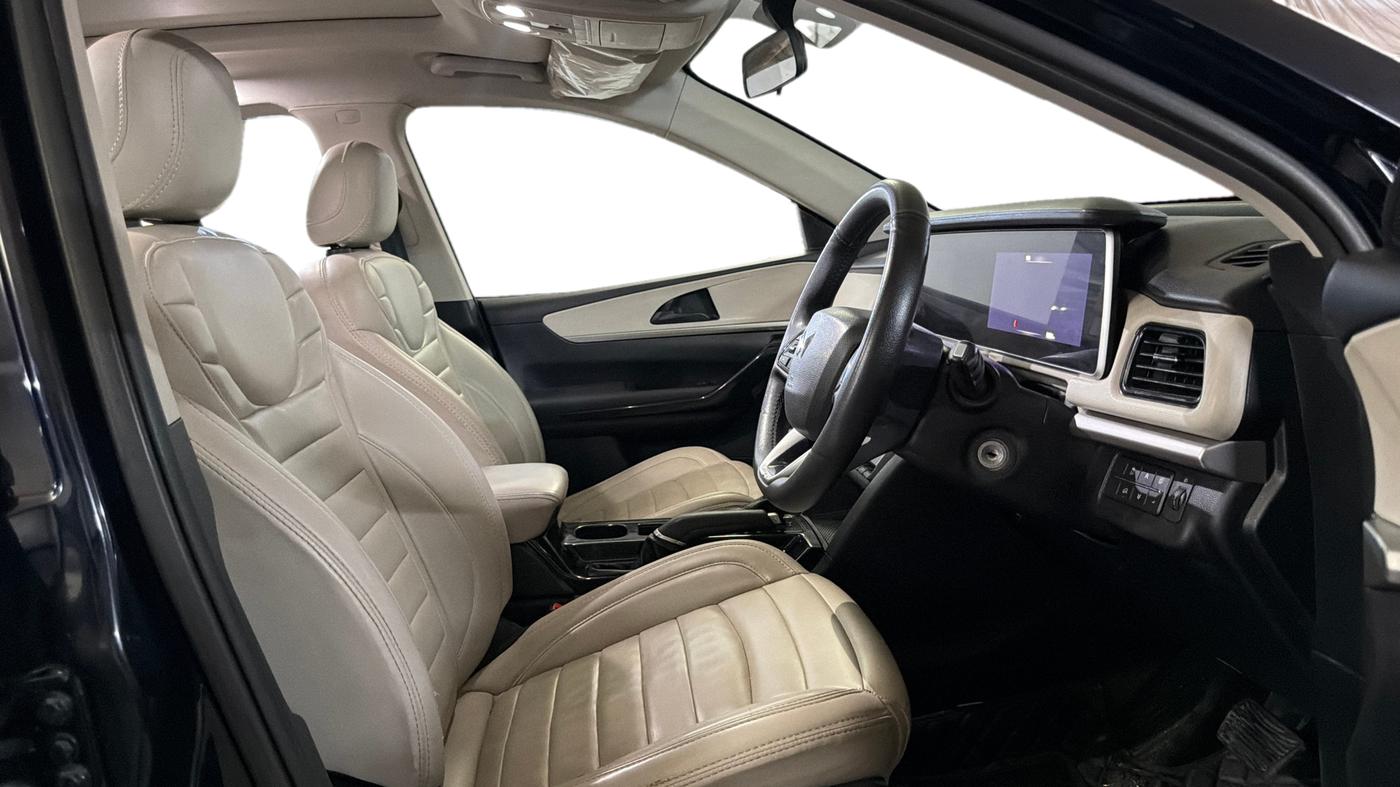 2022 Mahindra XUV700 AX 5 P AT 5 STR, Petrol, Automatic, 53,521 km, Right Side Front Door Cabin