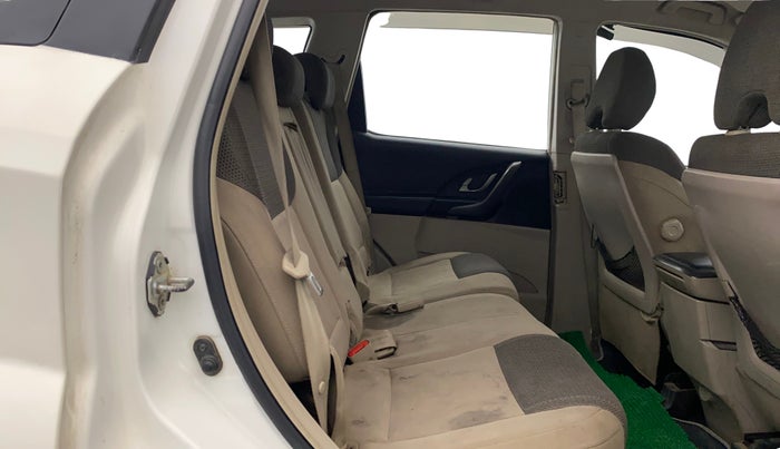 2017 Mahindra XUV500 W6, Diesel, Manual, 99,718 km, Right Side Rear Door Cabin