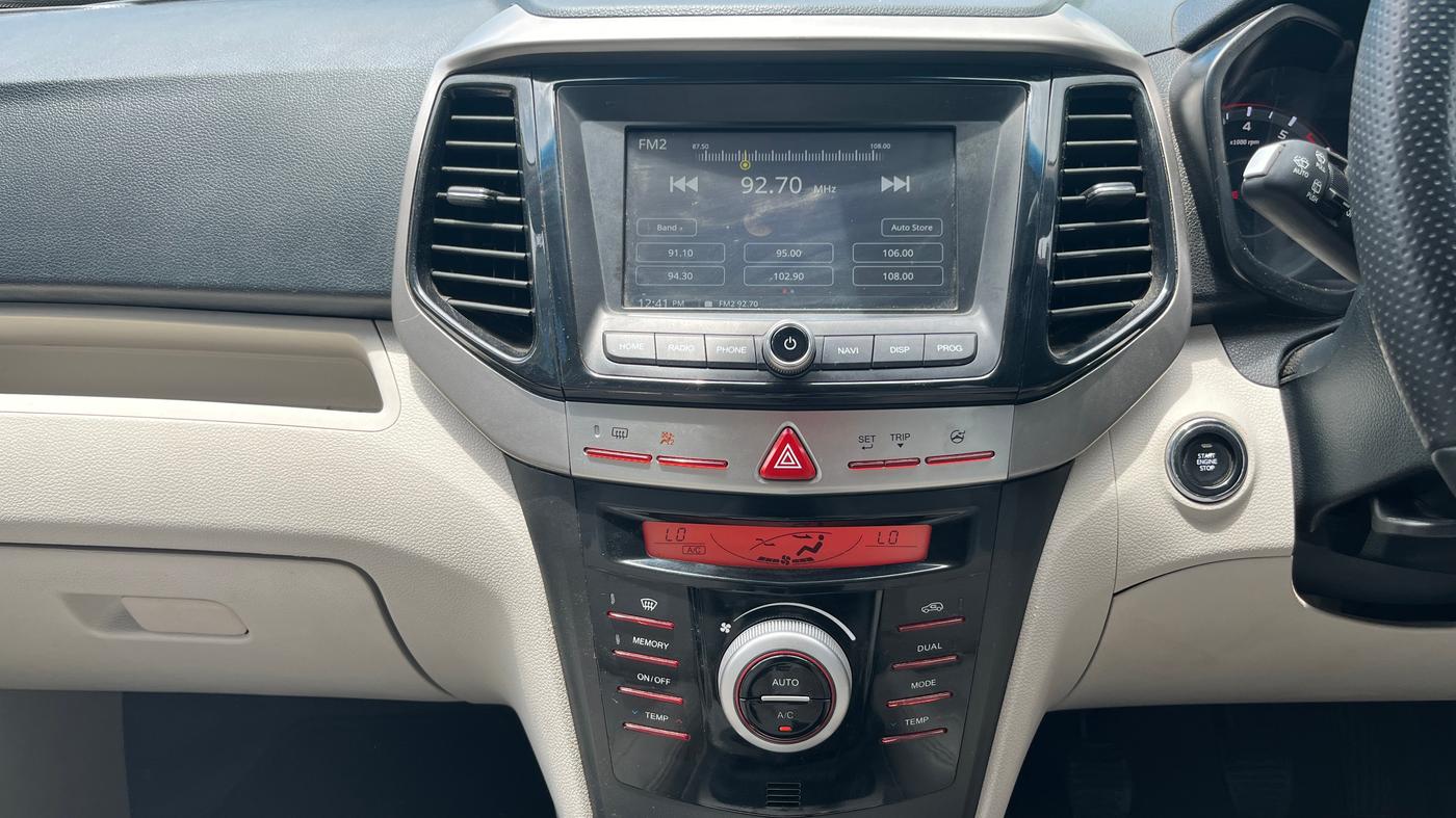 2022 Mahindra XUV300 W8 (O) 1.2 PETROL, Petrol, Manual, 42,061 km, Air Conditioner