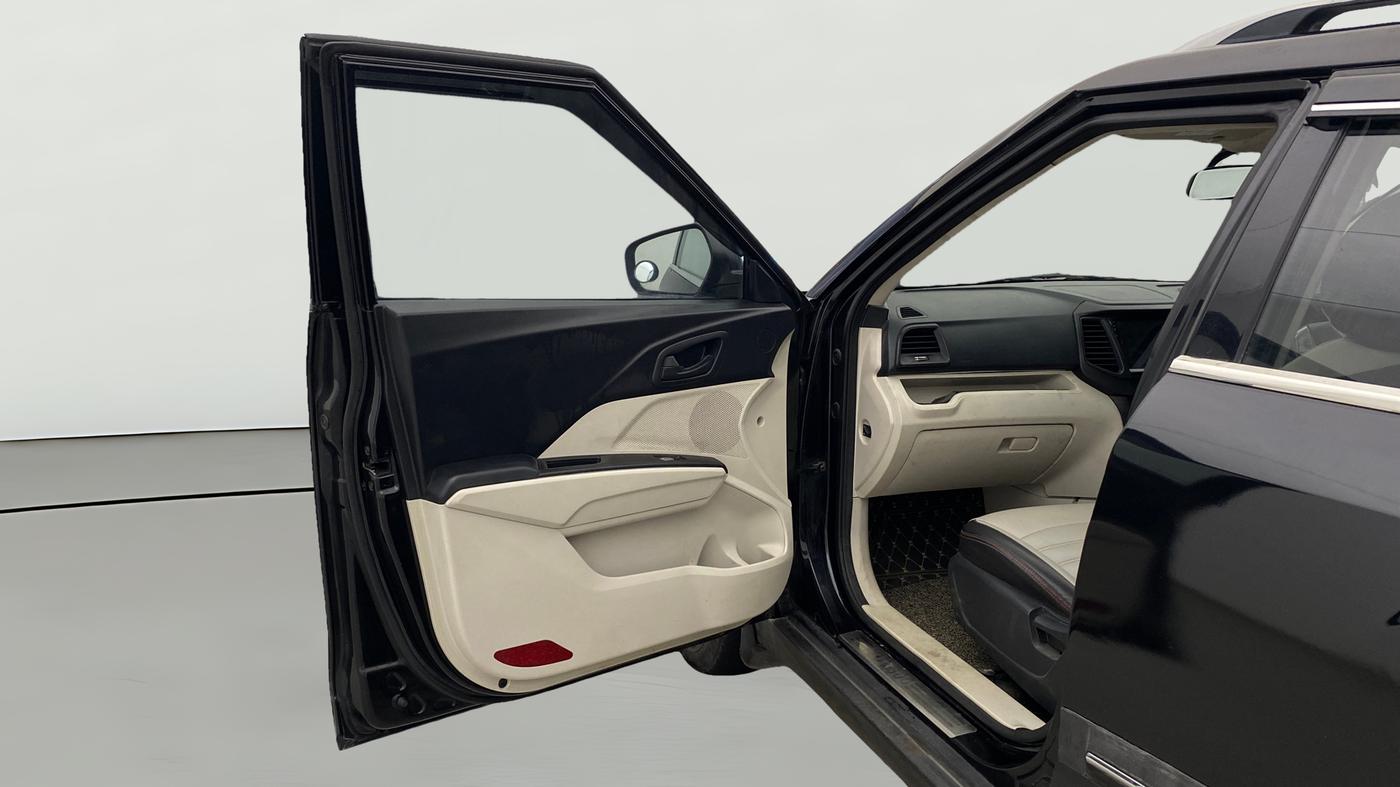 2022 Mahindra XUV300 W4 1.2 PETROL, Petrol, Manual, 1,08,779 km, LHS Front Door