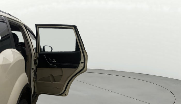 2017 Mahindra XUV500 W6 AT, Diesel, Automatic, 1,28,835 km, RHS Rear Door