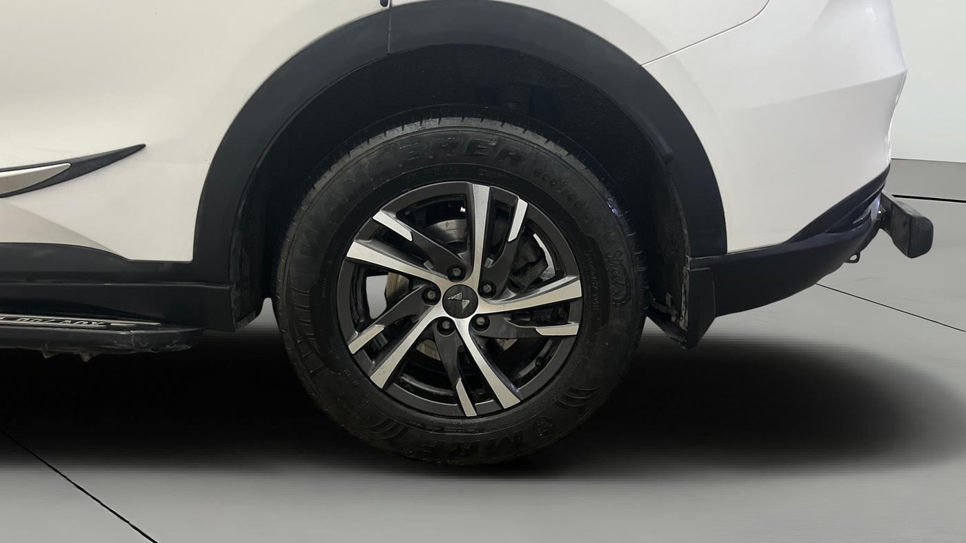 2023 Mahindra XUV700 AX 5 P AT 5 STR, Petrol, Automatic, 11,182 km, Left Rear Wheel