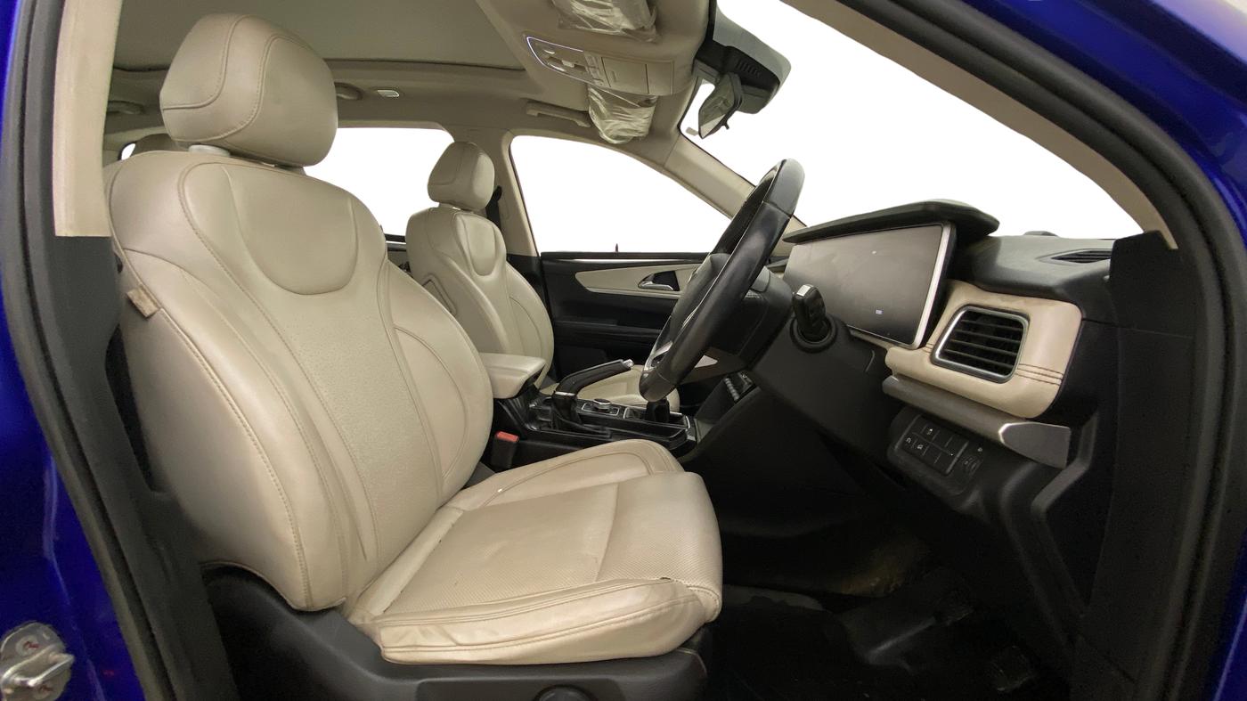2022 Mahindra XUV700 AX 7 D MT 7 STR, Diesel, Manual, 1,03,157 km, Right Side Front Door Cabin
