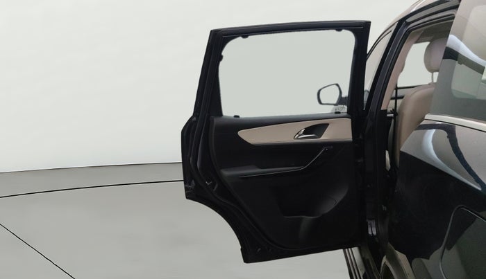 2022 Mahindra XUV700 AX 7 LUXURY P AT 7 STR, Petrol, Automatic, 17,184 km, LHS Rear Door