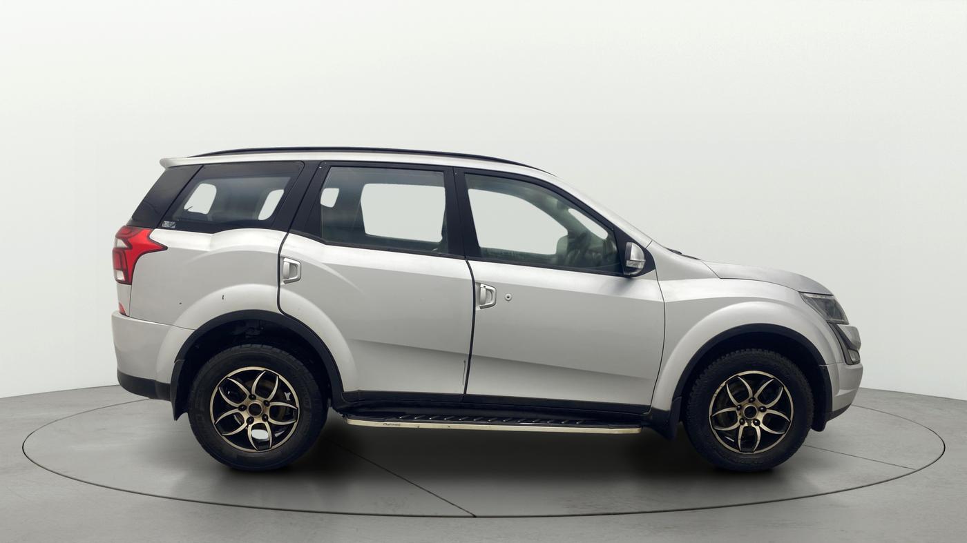 2018 Mahindra XUV500 W7, Diesel, Manual, 1,11,404 km, Right Side View