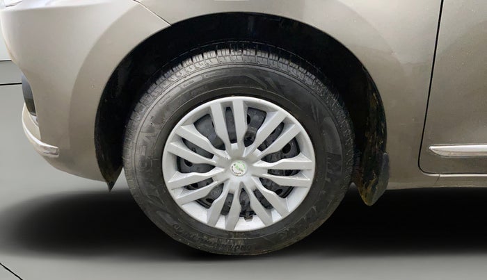 2017 Maruti Dzire VXI AMT, Petrol, Automatic, 33,129 km, Left Front Wheel