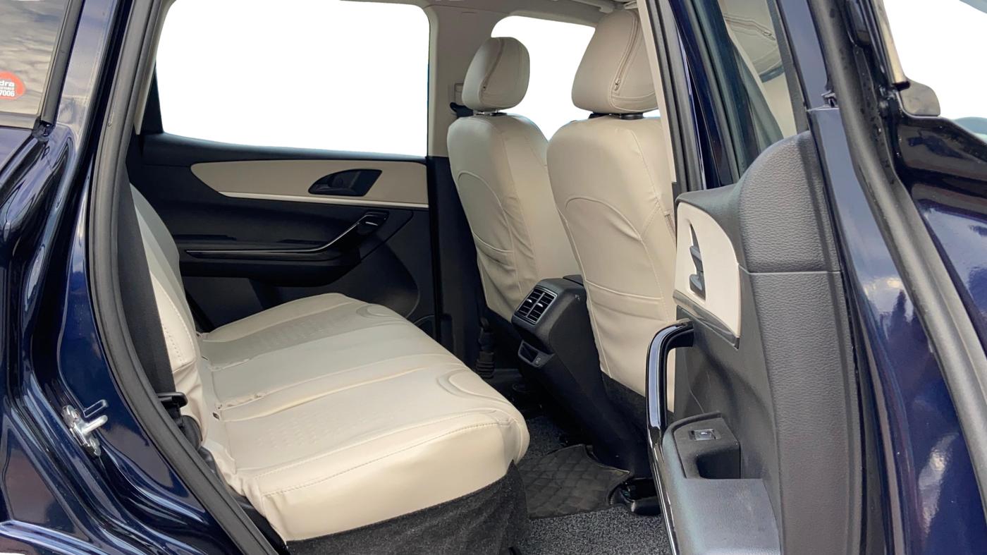 2022 Mahindra XUV700 AX 5 P AT 5 STR, Petrol, Automatic, 20,014 km, Right Side Rear Door Cabin