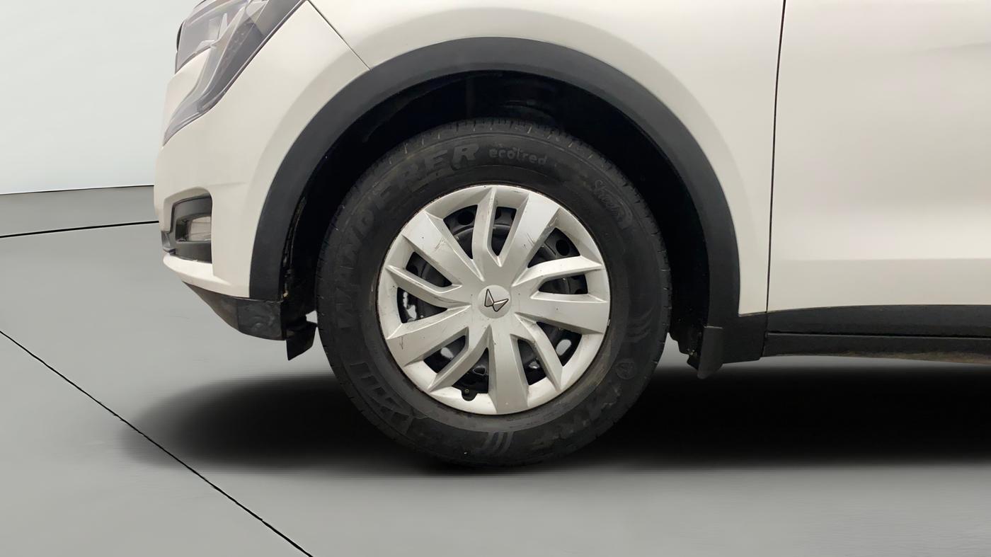 2022 Mahindra XUV700 MX D MT 5 STR, Diesel, Manual, 65,165 km, Left Front Wheel