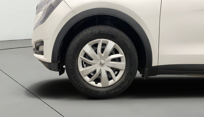 2022 Mahindra XUV700 MX D MT 5 STR, Diesel, Manual, 65,165 km, Left Front Wheel