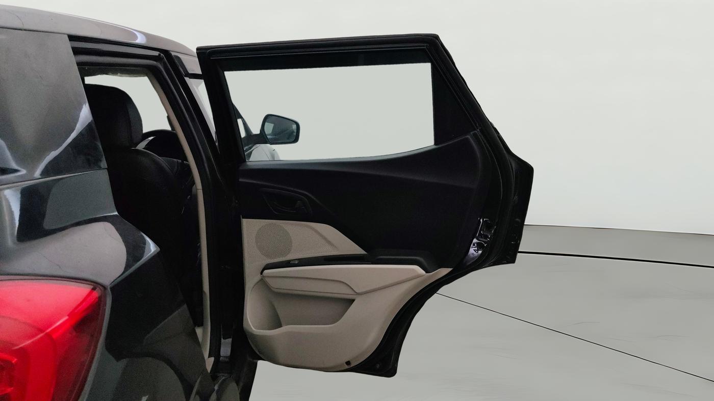 2022 Mahindra XUV300 W4 1.2 PETROL, Petrol, Manual, 1,07,747 km, RHS Rear Door