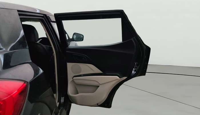 2022 Mahindra XUV300 W4 1.2 PETROL, Petrol, Manual, 1,07,747 km, RHS Rear Door