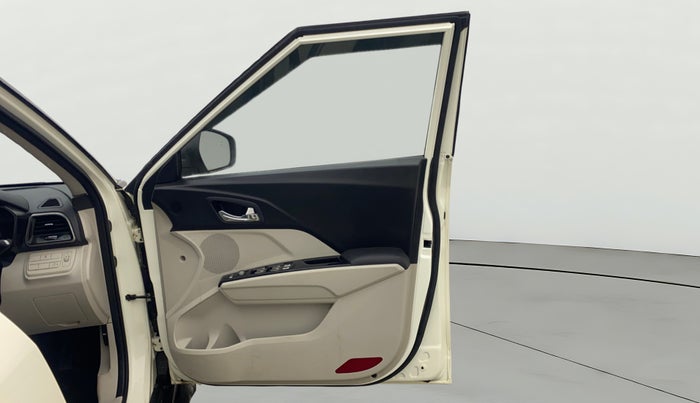 2022 Mahindra XUV300 W8 (O) 1.2 PETROL AMT, Petrol, Automatic, 18,872 km, RHS Front Door