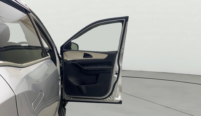 2022 Mahindra XUV700 AX 5 D MT 7 STR, Diesel, Manual, 33,379 km, RHS Front Door