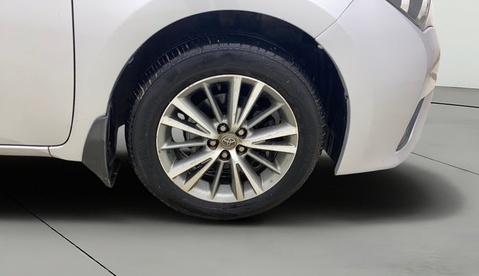 2014 Toyota Corolla Altis GL PETROL, Petrol, Manual, 1,32,247 km, Right Front Wheel
