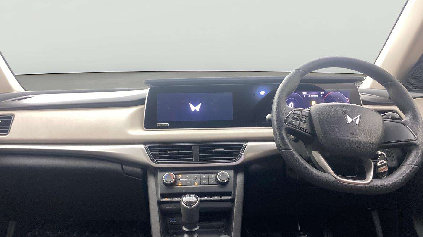 2022 Mahindra XUV700 AX 5 P MT 7 STR, Petrol, Manual, 86,107 km, Air Conditioner