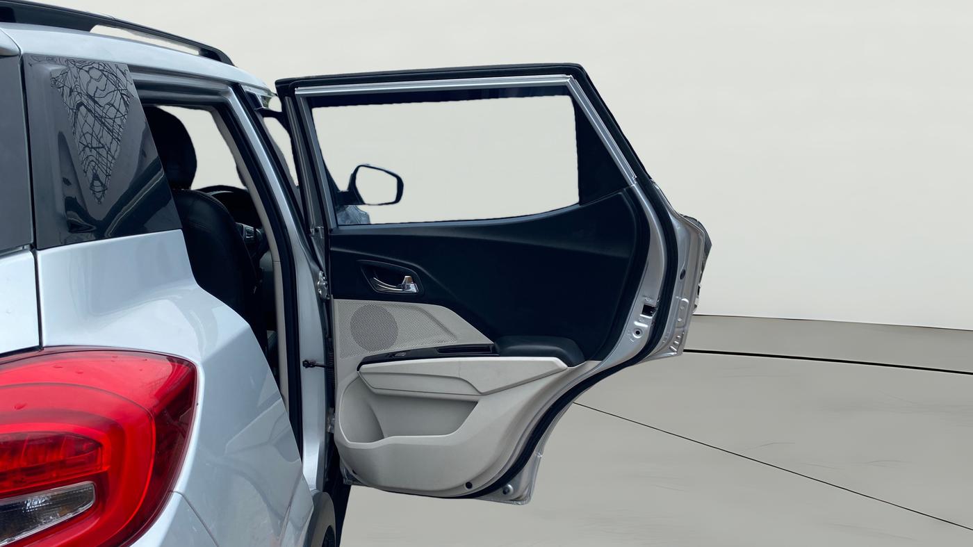 2022 Mahindra XUV300 W8 1.2 PETROL, Petrol, Manual, 15,635 km, RHS Rear Door