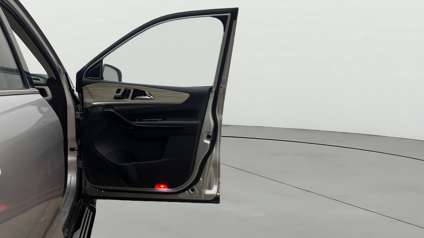 2021 Mahindra XUV700 AX 7 LUXURY P AT 7 STR, Petrol, Automatic, 1,33,099 km, RHS Front Door