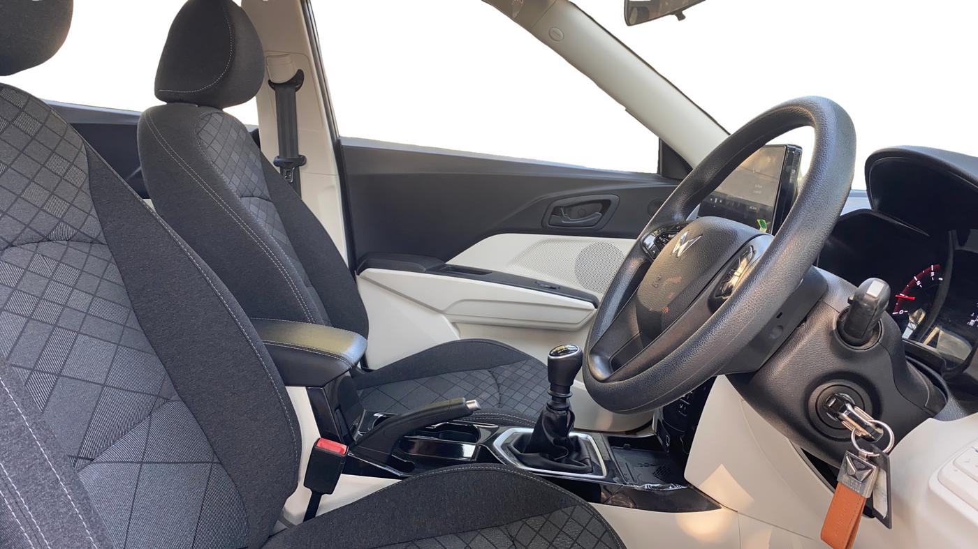 2024 Mahindra XUV 3XO MX3 Pro 1.2 L TCMPFi, Petrol, Manual, 15,478 km, Right Side Front Door Cabin