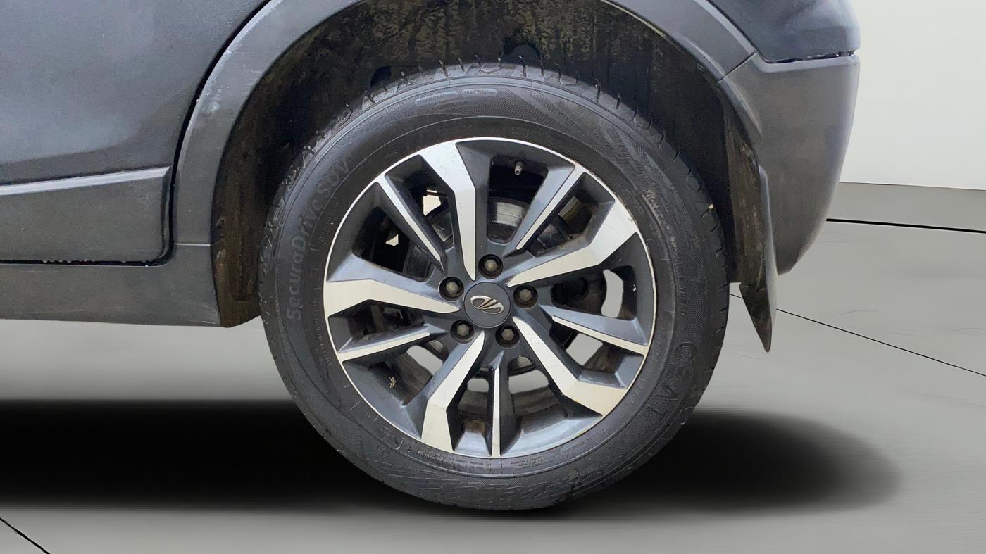 2020 Mahindra XUV300 W8 (O) 1.2 PETROL, Petrol, Manual, 1,04,286 km, Left Rear Wheel