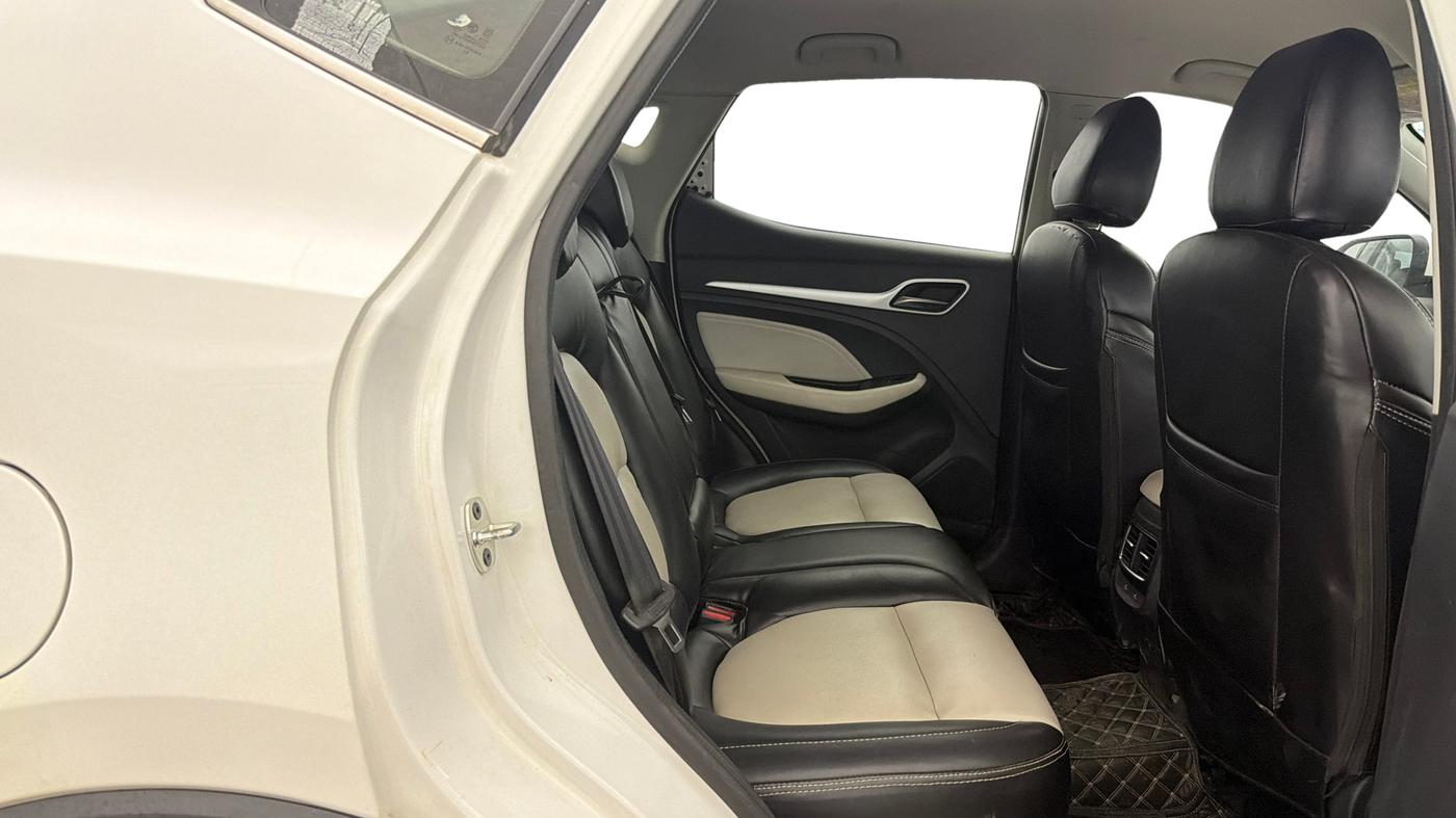 2024 MG ASTOR Shine 1.5 MT (Ivory), Petrol, Manual, 29,950 km, Right Side Rear Door Cabin