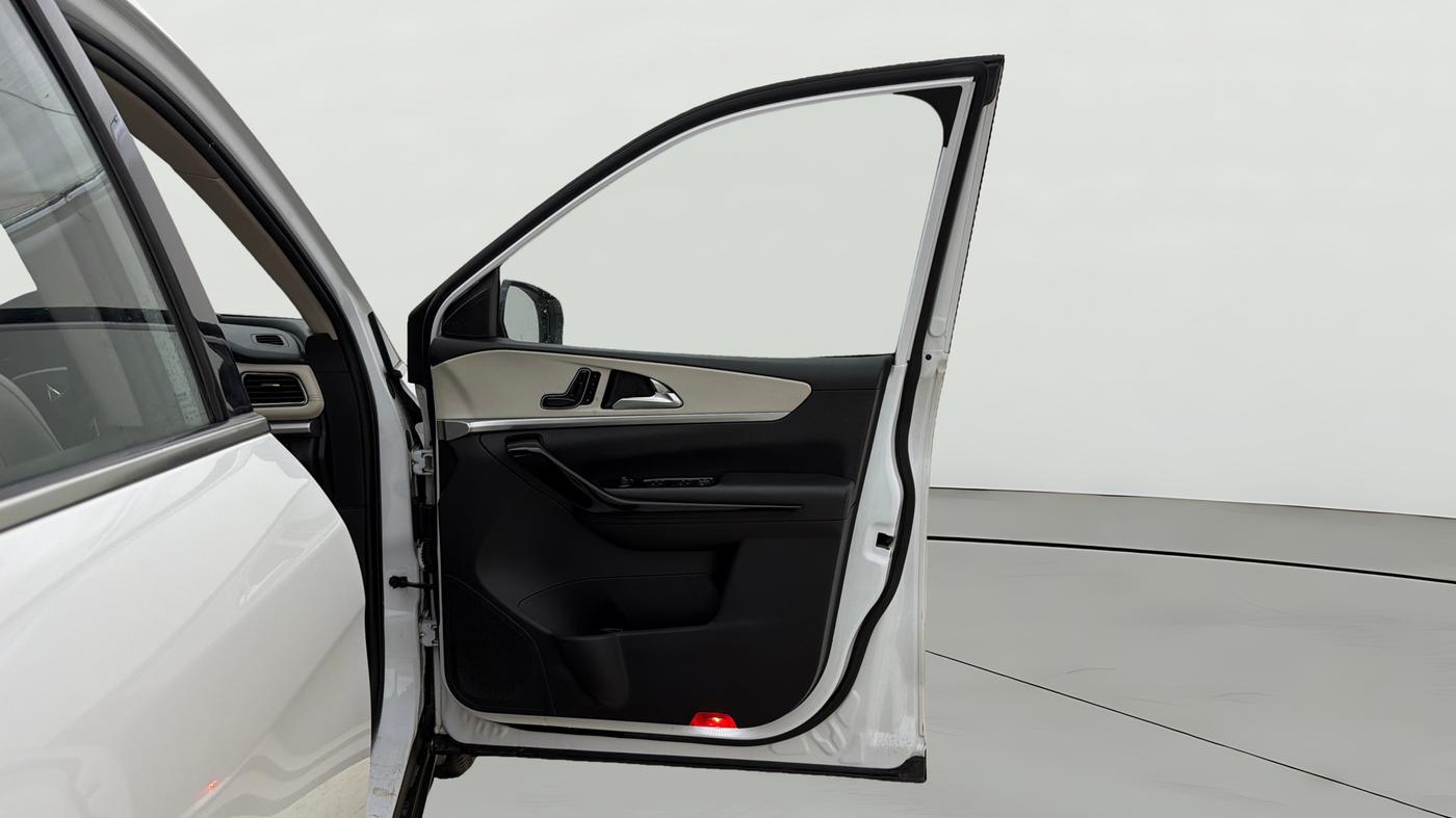 2025 Mahindra XUV700 AX 7 P AT 7 STR, Petrol, Automatic, 17,172 km, RHS Front Door