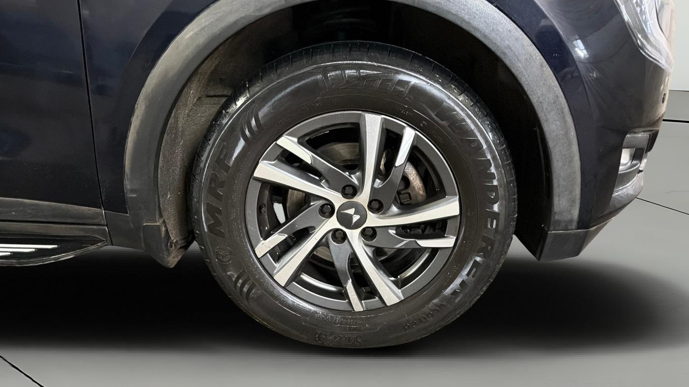 2022 Mahindra XUV700 AX 5 P AT 5 STR, Petrol, Automatic, 53,521 km, Right Front Wheel