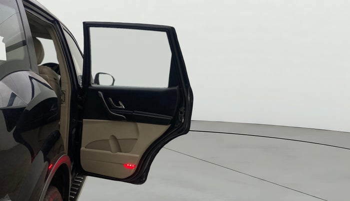 2017 Mahindra XUV500 W10 AT, Diesel, Automatic, 1,11,323 km, RHS Rear Door