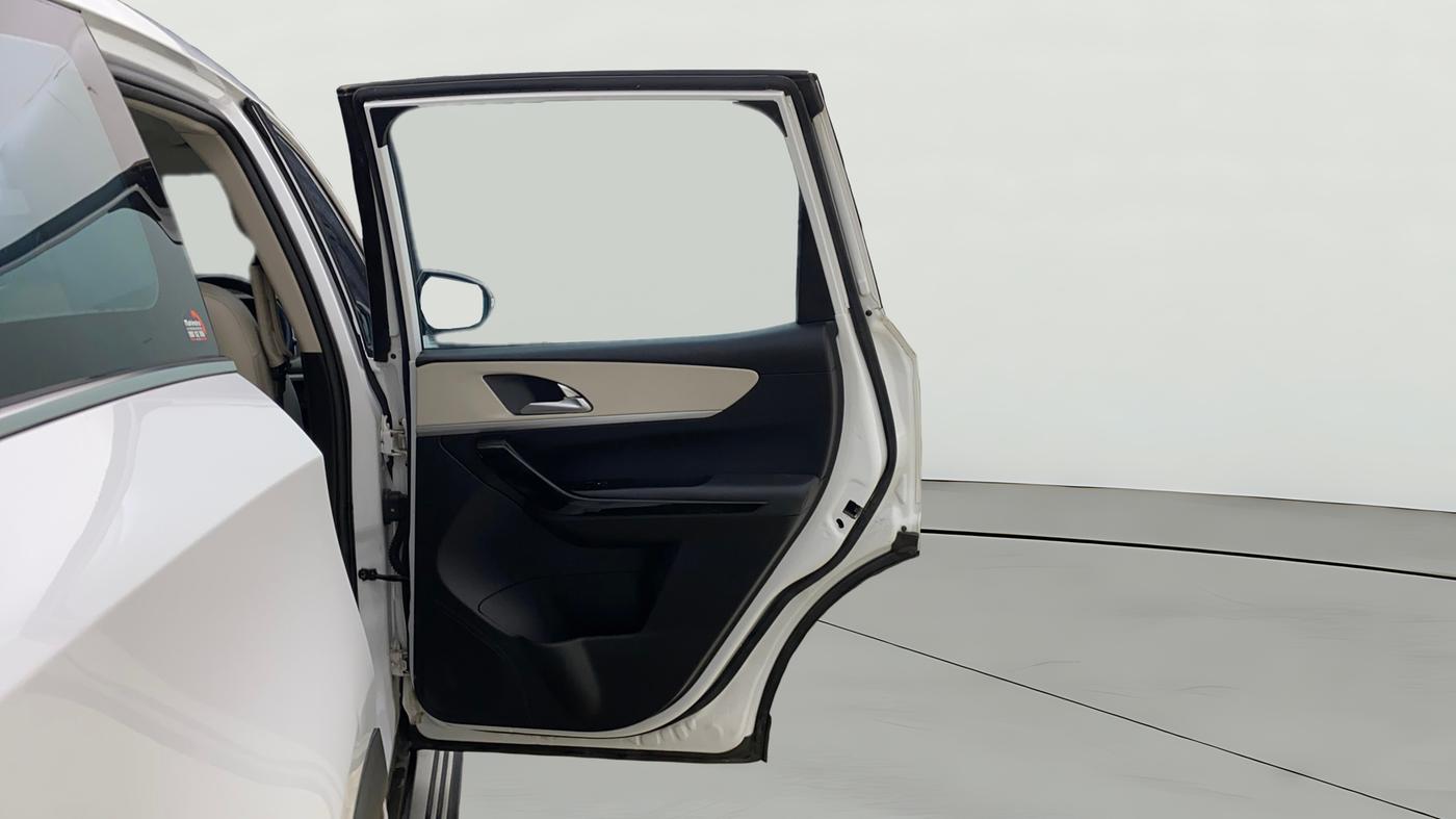 2022 Mahindra XUV700 AX 7 LUXURY P AT 7 STR, Petrol, Automatic, 63,719 km, RHS Rear Door