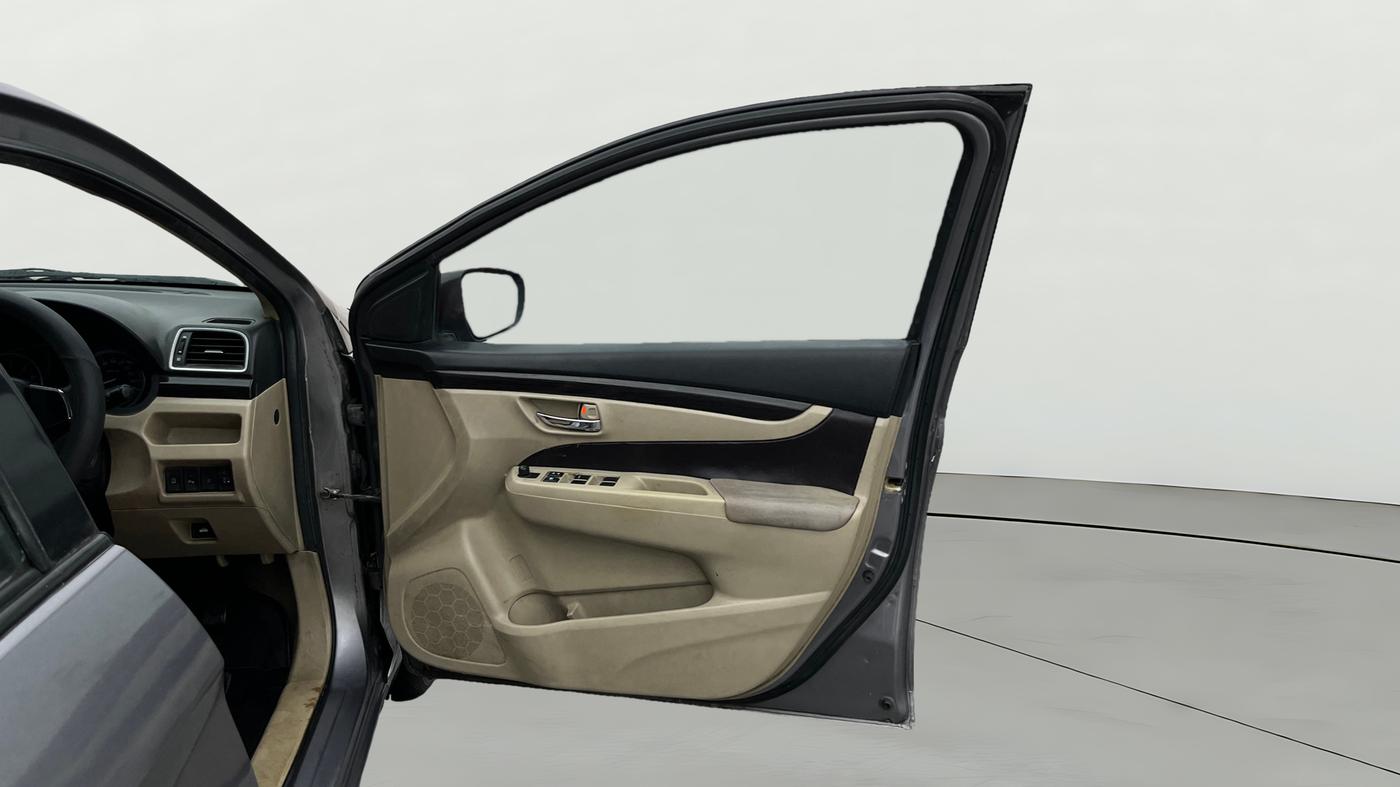2016 Maruti Ciaz VDI+ SHVS, Diesel, Manual, 68,244 km, RHS Front Door