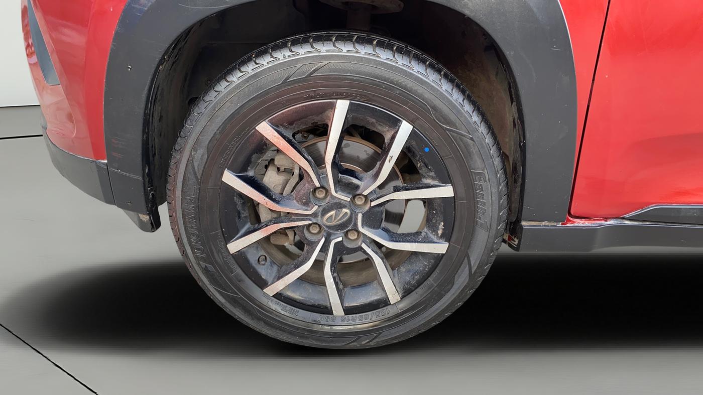 2018 Mahindra KUV 100 NXT K8 P 6 STR DUAL TONE, Petrol, Manual, 92,600 km, Left Front Wheel