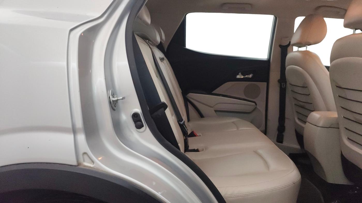 2020 Mahindra XUV300 W8 (O) 1.2 PETROL, Petrol, Manual, 64,152 km, Right Side Rear Door Cabin