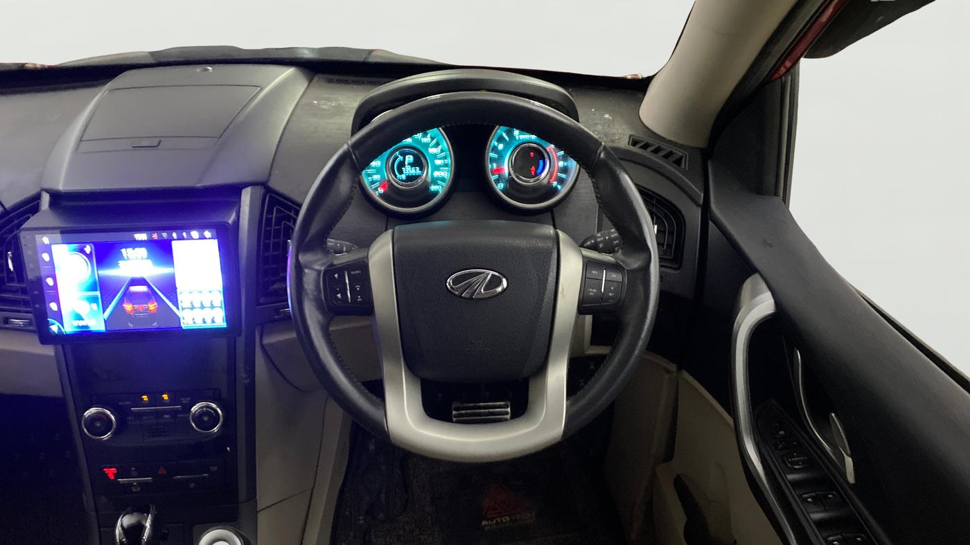 2017 Mahindra XUV500 W10 AWD AT, Diesel, Automatic, 73,537 km, Steering Wheel Close Up